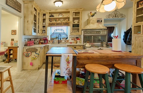 Shiner House | BYRD'S FARMHOUSE CHICK-INN COOP