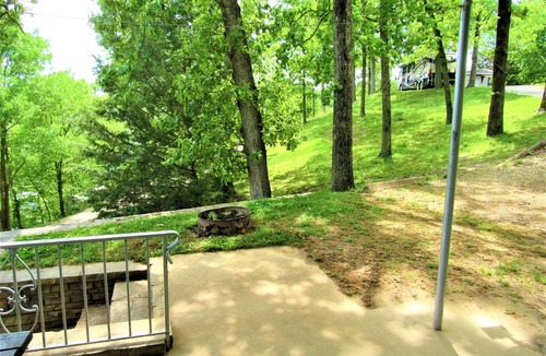 Almo House | Cabin 2 at Kentucky Lake's Lynnhurst Family Resort