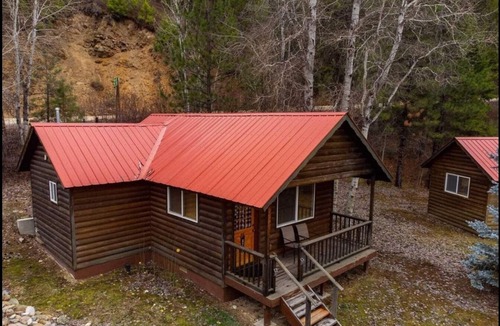 Lowman Cabin | Cabin 2 at Southfork Lodge- sleeps up to 6