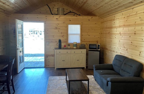 Reed Point Cabin | Cabin 3 with AC and WiFi in charming Reed Point