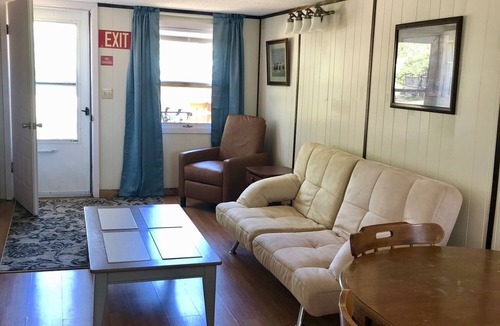 Hot Springs Cabin | Cabin by lake, pet friendly, quiet