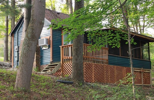 Glouster Cabin | Cabin close to Burr Oak State Park & Wayne National Forest