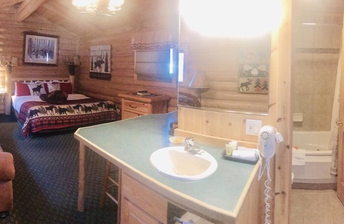 Thayne Cabin | Cabin Creek Inn - Standard King Cabin