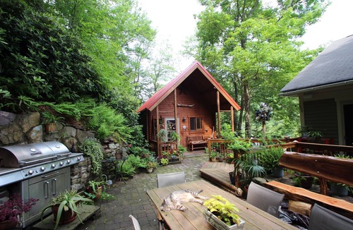 Ashfield Cabin | Cabin In the Trees In historic Jim Thorpe, on the side of Flagstaff Mountain