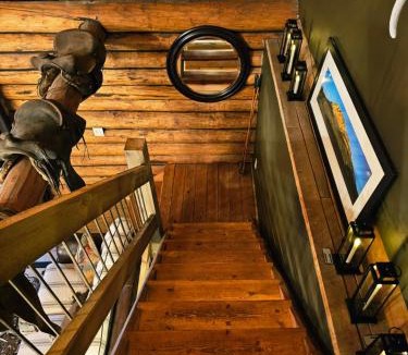 Billings House | cabin in the woods with Hottub