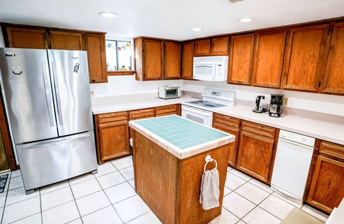 Travis Country House | Cabin near Creek in Friendly Neighborhood- Great for family or business travel!