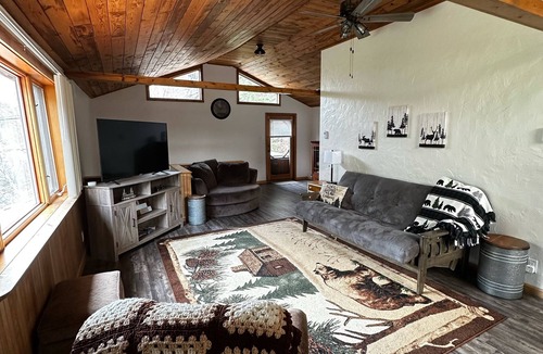 Rapid City Cabin | Cabin on the Creek w/Hot tub