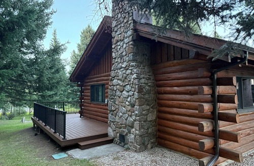 Cody Cabin | CABIN ON THE RIVER - 2 BR W/LOFT 20 miles from NE entrance of Yellowstone
