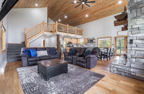 Island Park House | CABIN ON THE ROCKS, Big Property, Hot Tub, Yellowstone National Park, Fire pit.