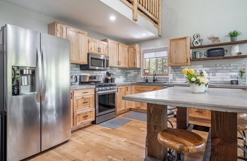 Island Park House | CABIN ON THE ROCKS, Big Property, Hot Tub, Yellowstone National Park, Fire pit.