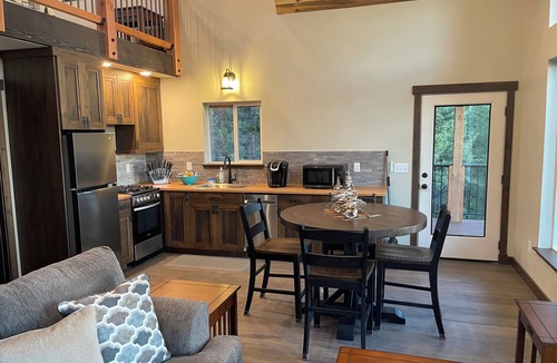 Clinton Cabin | Cabin Retreat: Mountain Views, Starlink Wi-Fi, Stargazing, Hiking, Adventures!
