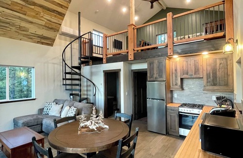 Clinton Cabin | Cabin Retreat: Mountain Views, Starlink Wi-Fi, Stargazing, Hiking, Adventures!