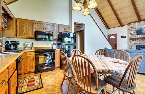 Howard Cabin | Cabin w/Deck ~ 3 Mi to Apple Valley Lake!