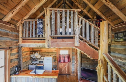 Hye Cabin | Cabin w modern upgrades next to the BEST wine, stars, peace, hot tub, relax