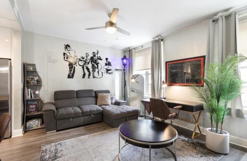 Central Business District Apartment | California Building Oasis: 1BR Condo in Vibrant New Orleans