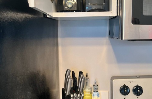 Redford House | Calm Cozy Home with King Bed, Washer & Dryer, Wifi & More