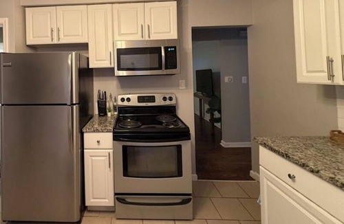 Redford House | Calm Cozy Home with King Bed, Washer & Dryer, Wifi & More