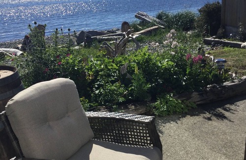 Campbell River House | Campbell River - beachfront duplex on Stories Beach the Georgia Strait