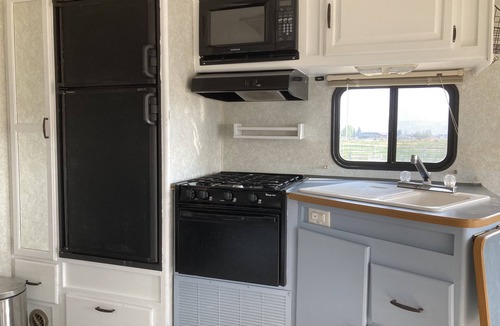 Cody House | Camper/RV @ The Rendezvous - Wi-Fi, fire pit, A/C