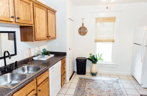 Ames House | Campus & Downtown - Near Starbucks - Netflix - 2Br/1Ba