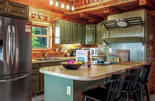 Jasper Cabin | Canyon's Edge Family Cabin- best scenic canyon views, hot tub & fire pit!