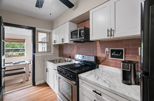 Randle Highlands Condo | Capitol Hill King Bed Suite+Free Parking+Private Lounge