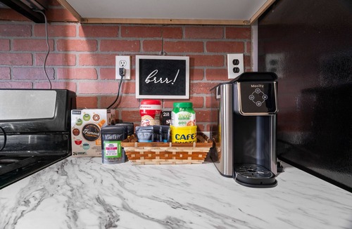Randle Highlands Condo | Capitol Hill King Bed Suite+Free Parking+Private Lounge
