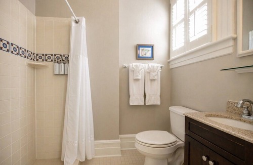 Edenton Bed & Breakfast | Captain’s Quarters Inn Downtown Edenton King Bed 2nd Floor