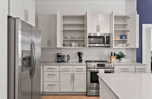 Second Ward Apartment | Carolina Charm - Free Parking, Pool, Gym