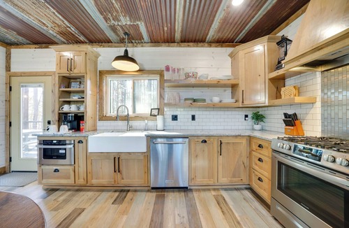 Broken Bow Cottage | Carson Creek Cabin w/Hot Tub & Game Loft!
