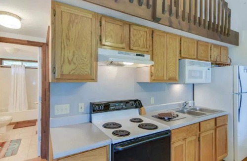 Ellijay Cabin | Carters Lake, Lakeside Cabin #9, includes free boat slip at the Marina