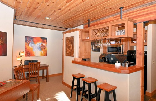 Big Sky Ski Chalet | Casa Big Sky - Two Bed Apt in Large Private Home on Groomed Ski Trail