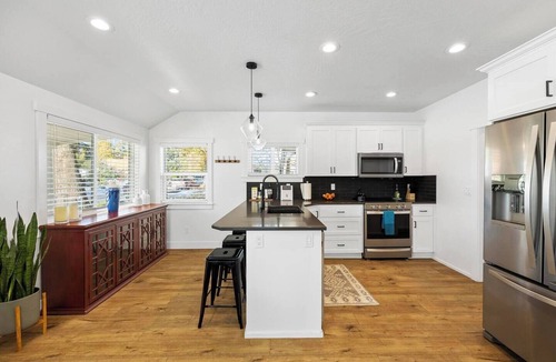 Garden District House | Casa Blanca - walking distance to Midtown!