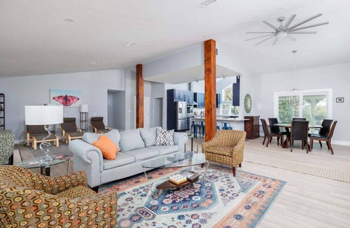 Dripping Springs House | Casa Mariposa |Newly Renovated| Firepit*Fireplace*Great Deck*Pets Welcome!