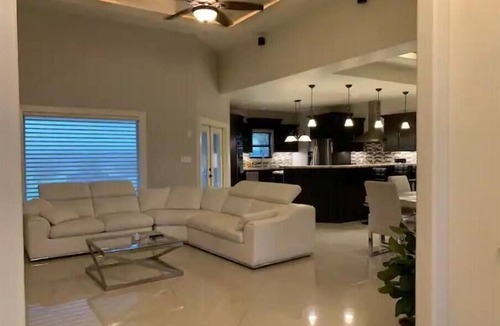 Olmito House | Casa Nicolás: Executive Style House in a Quiet Country Club Neighborhood.