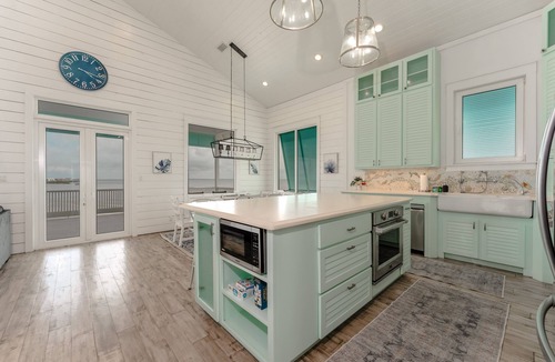 The Shores House | Casa Sirena beautiful 4br home with private pool on the bay!