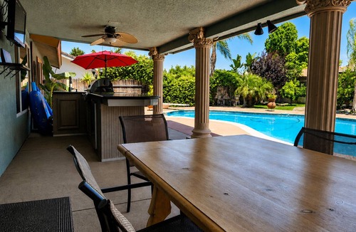 Greenacres House | Casa Tropical with a hot tub and outdoor grill