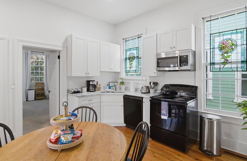 Wilmington Historic District House | Casa Verde: 4BR with 4 Ensuites, Walk to Riverwalk and Downtown!