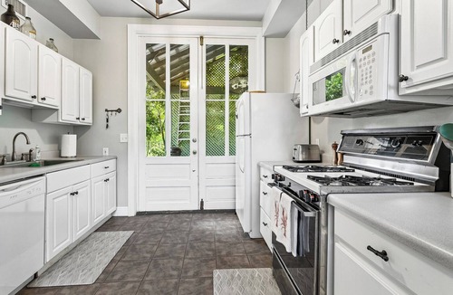 Covington House | Casa Verde ~ Secluded & Peaceful property, 2 minutes from downtown Covington.