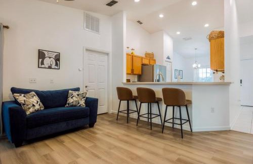 Hillcrest Estates House | Castle on Hillcrest- 9 miles to Disney!