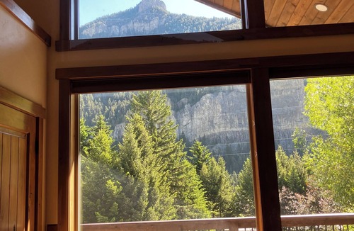 Gallatin Gateway Cabin | Castle Rock Hideaway halfway between Bozeman and Big Sky