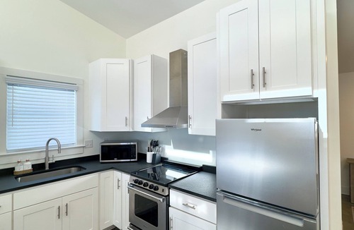 Fry's Spring Cottage | Cavalier Cottage - Walk to UVA Grounds and Hospital!