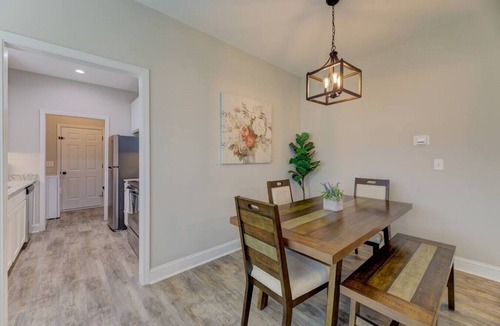 Cayce House | Cayce Sister Houses | Sleeps 14 | Mins to CAE