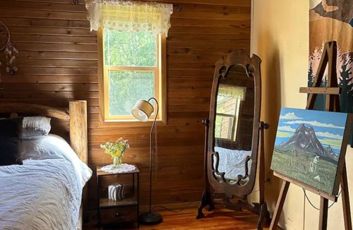 East Glacier Park Cabin | Cedar Cabin Cozy 2-Bedroom next to Glacier Park