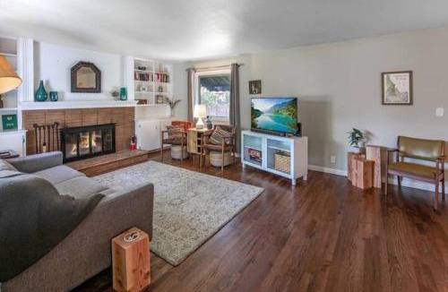 South Boise Village House | Celebration Chalet! Quant, cozy, a few blocks from BSU and close to downtown Boise, Fireplace, 4 beds, and seating for 6 Pets Welcome!