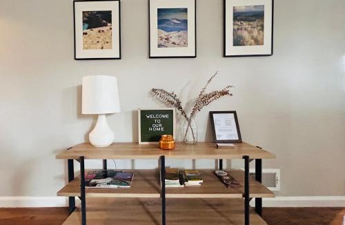 South Boise Village House | Celebration Chalet! Quant, cozy, a few blocks from BSU and close to downtown Boise, Fireplace, 4 beds, and seating for 6 Pets Welcome!