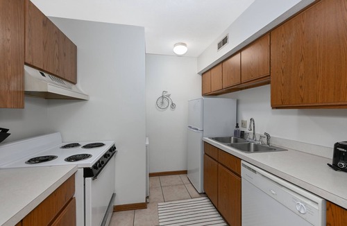 Akron Apartment | Central 2 Bd Great for Traveling Professionals!