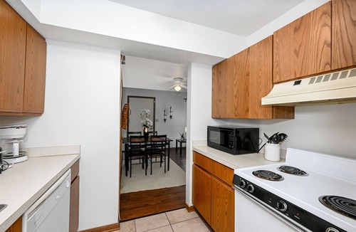 Akron Apartment | Central 2 Bd Great for Traveling Professionals!
