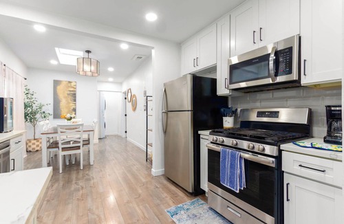 Stockton House | Central 3-bedroom House with a Yard and Free Parking, Near Downtown