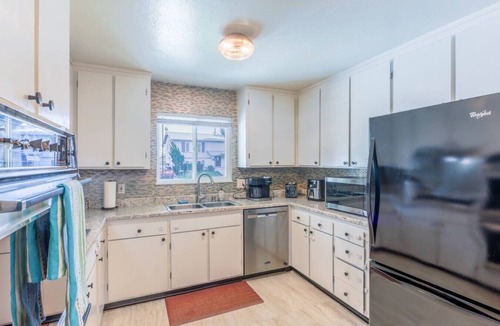 Fremont House | Central Family Home near Tesla, Shops and Parks